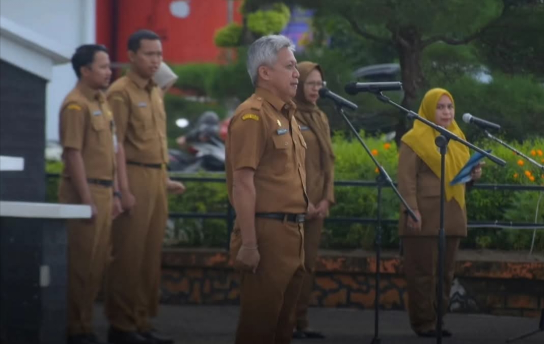 Foto asisten berikan sambutan apel senin pagi
